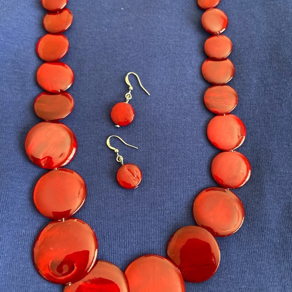 Beautiful red discs in this necklace and earrings - Picture 2 of 2